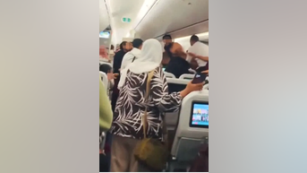 Midair BRAWL erupts on packed flight - Fox News