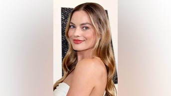 Margot Robbie deja a todos boquiabiertos con su bikini azul - Fox News