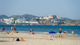 Vecinos enfadados bloquean una famosa playa mientras se intensifican las protestas contra el turismo de masas en este destino vacacional - Fox News