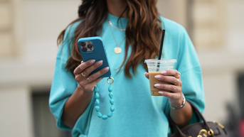 Quejarse de que no tienes dinero con un iPhone de 1.500 dólares y un café con leche de 8 dólares solo cuenta una parte de la historia — Fox News