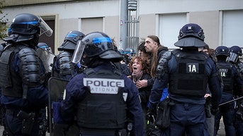 Police surrounding protesters - Fox News