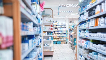 Retiran más de 500 000 frascos de colirio de las estanterías de las farmacias por problemas de esterilidad - Fox News