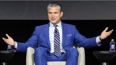 Sacaron a rastras a unos manifestantes de la sala tras interrumpir a Hegseth durante una mesa redonda sobre temas militares - Fox News