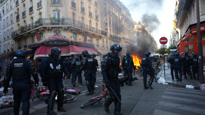 OFFICERS IN FRONT OF LA BARRIQUE - Fox News