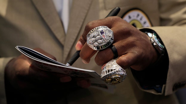 Which NFL players coaches and team personnel receive Super Bowl rings?