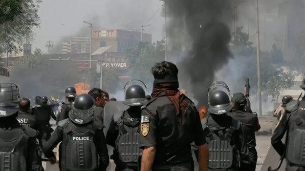 Τουλάχιστον 6 νεκροί από την εισβολή εκατοντάδων στο αμερικανικό προξενείο στο Καράτσι του Πακιστάν