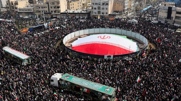 Τεράστια πλήθη συγκεντρώθηκαν στην Τεχεράνη για την κηδεία υπέρ του καθεστώτος