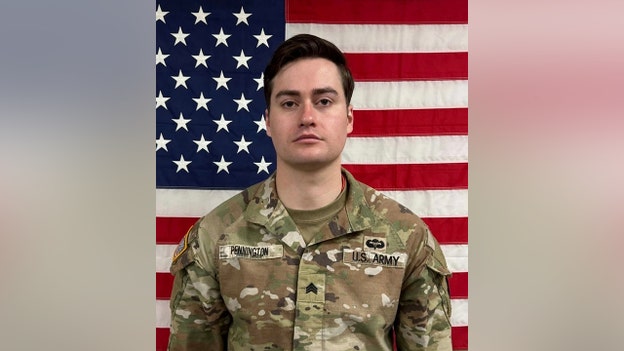 Αναγνωρίστηκε ο έβδομος πεσμένος Αμερικανός στρατιώτης, ο 26χρονος λοχίας Μπέντζαμιν Πένινγκτον από το Κεντάκι.