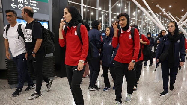 Úc đề nghị cấp tị nạn cho các thành viên đội tuyển Iran trước khi họ khởi hành.