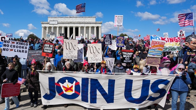 'No Kings' protesters amass in front of Lincoln Memorial in DC