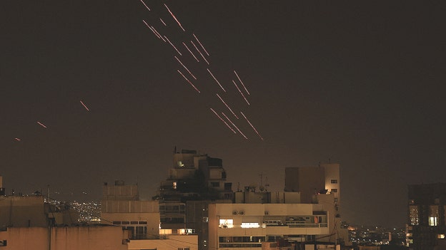 Οι κάτοικοι της Βηρυτού αρχίζουν να επιστρέφουν εν μέσω πανηγυρικών πυροβολισμών καθώς τίθεται σε ισχύ η εκεχειρία