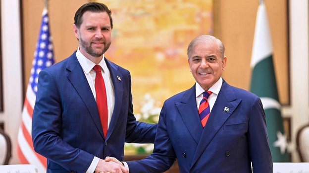 Ο Βανς συνεχίζει τις συνομιλίες για πάνω από 12 ώρες, καθώς οι διαπραγματεύσεις για το Ιράν συνεχίζονται μέχρι αργά το βράδυ.