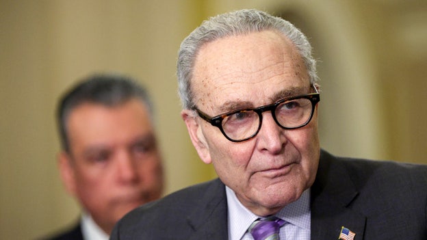 Thượng nghị sĩ Schumer tiếp tục nỗ lực ngăn chặn quyền lực quân sự của Trump trong bối cảnh thỏa thuận ngừng bắn đang đứng trước nguy cơ đổ vỡ.