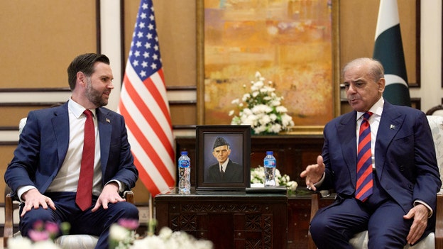 ΔΕΙΤΕ ΤΟ: Το AP καταγράφει μια σπάνια εκ των έσω ματιά στις συνομιλίες του Βανς για το Ιράν στο Πακιστάν