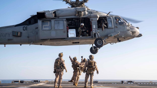 US Marines conduct live hoist training on USS Tripoli during Iranian port blockade