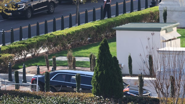 Trump arrives at Supreme Court building for oral arguments