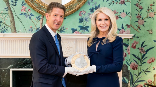 UK gifts commemorative coin to US for 250th anniversary