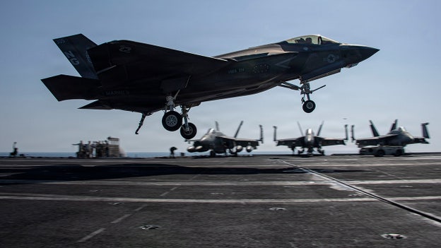 Hình ảnh ấn tượng ghi lại cảnh máy bay chiến đấu lơ lửng trên tàu USS Abraham Lincoln khi quân đội Mỹ duy trì thế trận quân sự.