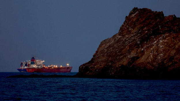 Iran tạm dừng giao thông tàu chở dầu ở eo biển Hormuz khi căng thẳng liên quan đến lệnh ngừng bắn leo thang.