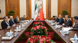 وانگ یی وزیر امور خارجه چین در حال گفتگو با عباس عراقچی