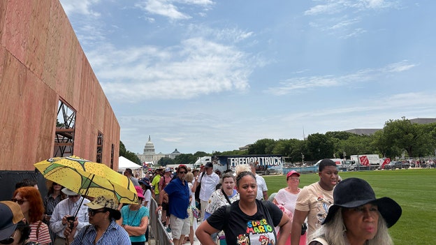 Thousands line up to attend daylong prayer rally at National Mall