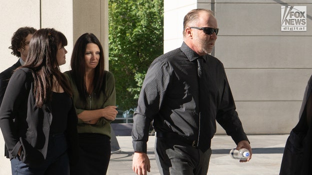 Tyler Robinson enters courtroom, smiles at parents as hearing kicks off