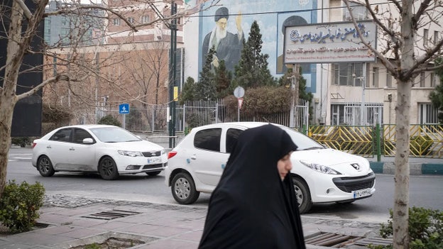 Người dân Iran mô tả tình trạng đóng cửa nhà máy, nợ lương, giá cả tăng vọt khi cuộc khủng hoảng kinh tế ngày càng trầm trọng.