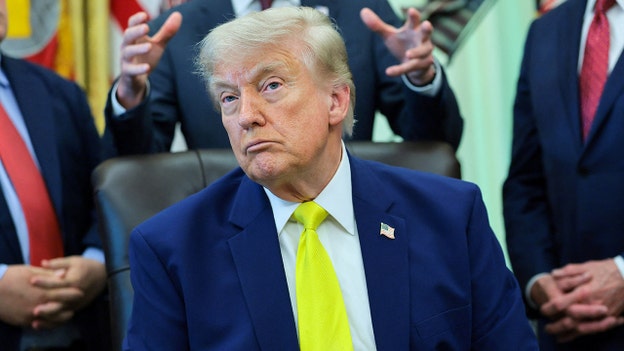Ông Trump nói thỏa thuận hạt nhân Iran "dự kiến sẽ được ký kết vào ngày mai", eo biển Hormuz sẽ mở cửa trở lại.