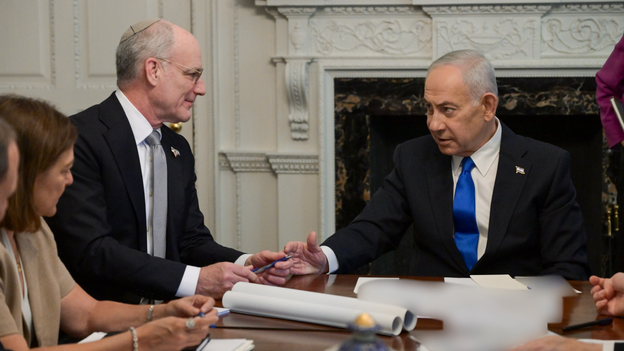 Netanyahu speaks with advisor ahead of Trump meeting. (Maayan Toaf// GPO)