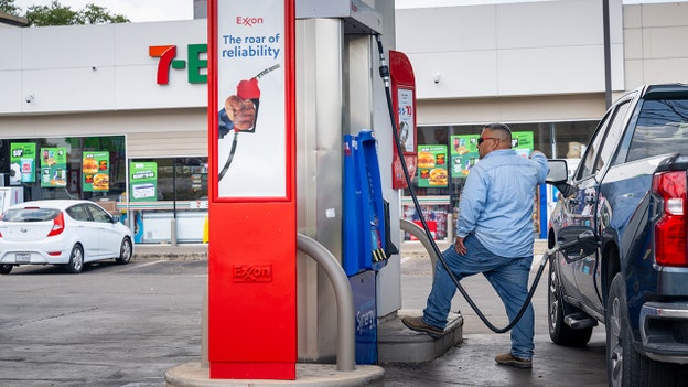 Average US gas price climbs back above $4 amid Iran conflict