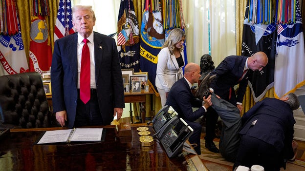 Trump chuckles as photojournalist wins WHCA excellence award for photo featuring him