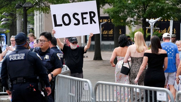 Lone protester's bare-bones sign catches eyeballs outside WHCA Dinner