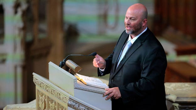 Pastor recalls Graham's faith and how senator helped him meet Trump