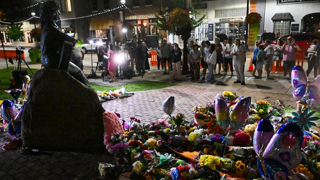 Heartbroken fans flock to Dolly Parton statue as hometown mourns beloved icon