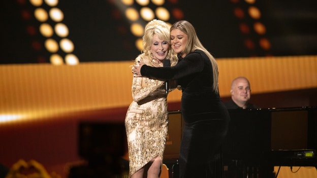 Kelly Clarkson mourns Dolly Parton: 'I will miss her heart and her voice'
