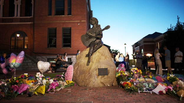 Sevier County Courthouse pays tribute to Dolly Parton with historic bell toll