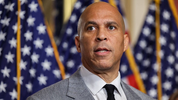 Booker calls for Congress to return to address AI risks: ‘We need to do something’