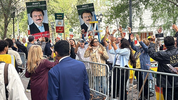 Thousands rally outside UN demanding end to Iran executions, calling for democratic republic