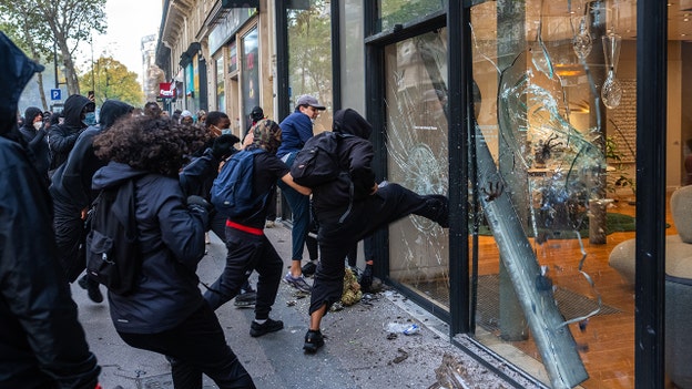 Paris police announce fresh curfew, cite 'risks of violence and looting'