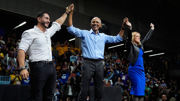 Obama cozies up to Dem Party's socialist wing as former president makes surprising midterm moves