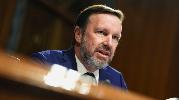 Sen. Murphy says it would be 'insane' to restart war against Iran after midterm elections