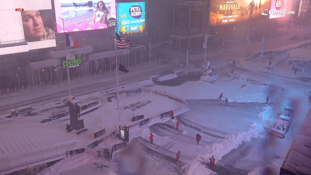 Times Square stands empty as shovelers battle the blizzard