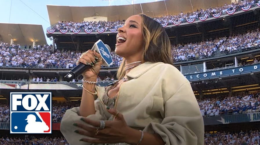 Tinashe & Deborah Cox perform National Anthems 🇺🇸🇨🇦 ahead of World Series Game 4