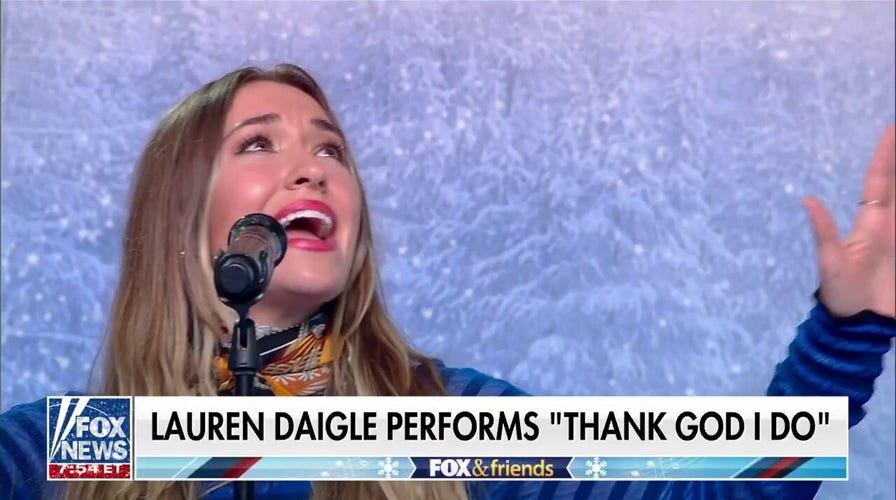 Lauren Daigle performs ‘Thank God I Do’