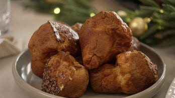 Los popovers navideños alcanzan la perfección mientras el chef prepara una variedad de salsas de temporada.