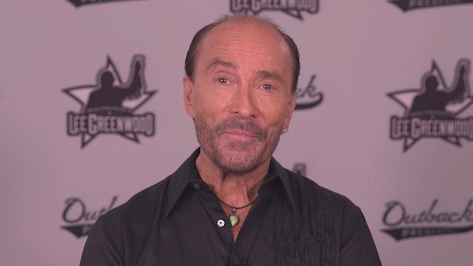 Singer Lee Greenwood shares his family's 'patriotic' snowman