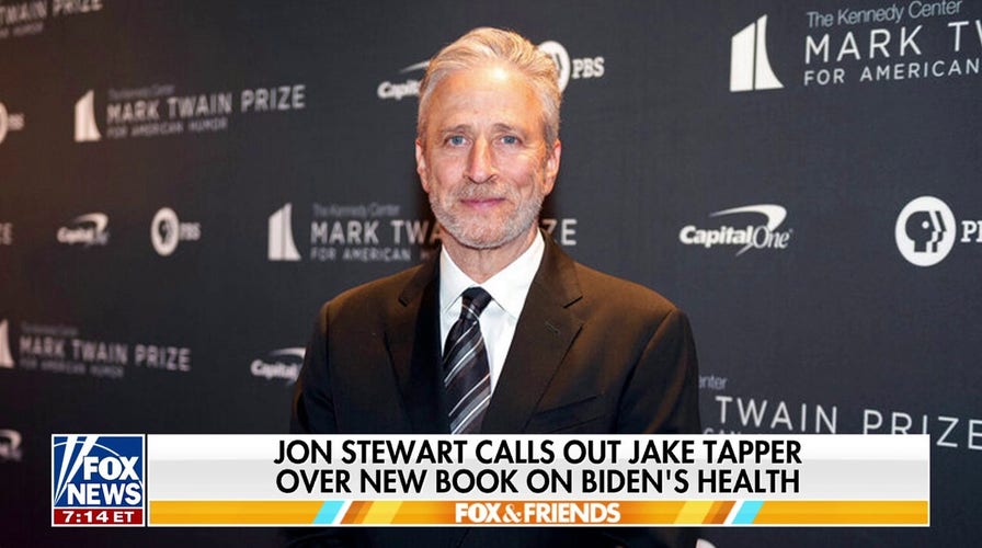  Jon Stewart tears into CNN anchor for Biden cover-up