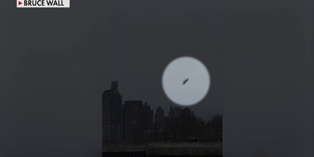 Helicopter plummets from sky over Hudson River | Fox News Video