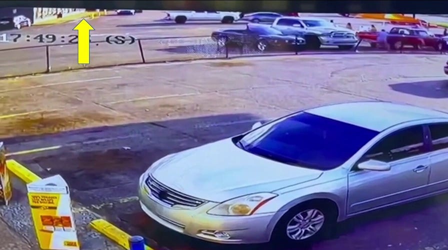 Memphis shooting: Surveillance footage of Ezekiel Kelly allegedly running in and out of an AutoZone store