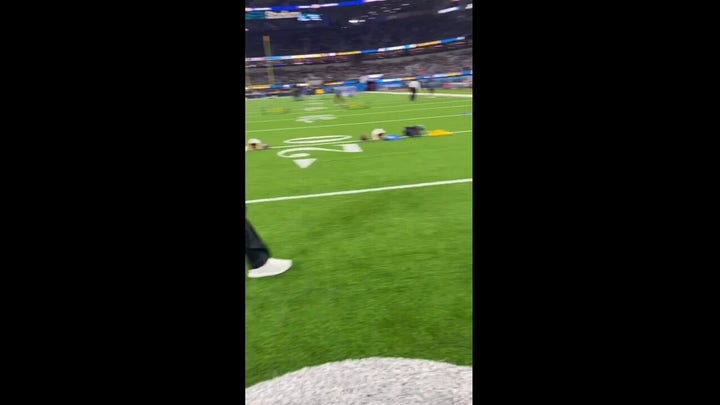 Los Angeles Chargers honor wounded police officers
